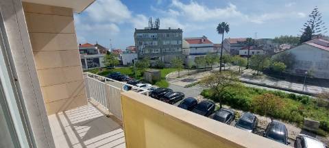 Apartamento T2 com arrecadação - Charneca da Caparica