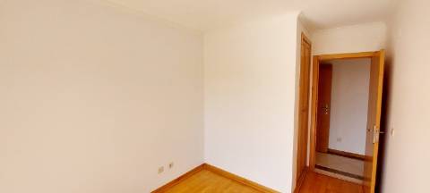 Apartamento T2 com arrecadação - Charneca da Caparica