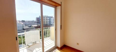 Apartamento T2 com arrecadação - Charneca da Caparica