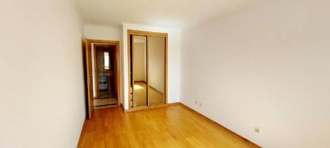 Apartamento T2 com arrecadação - Charneca da Caparica