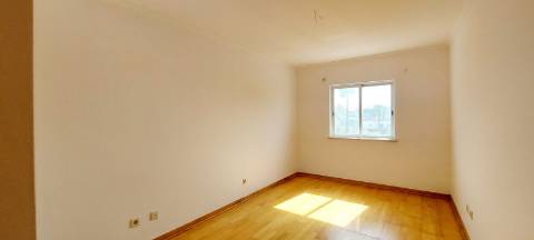 Apartamento T2 com arrecadação - Charneca da Caparica