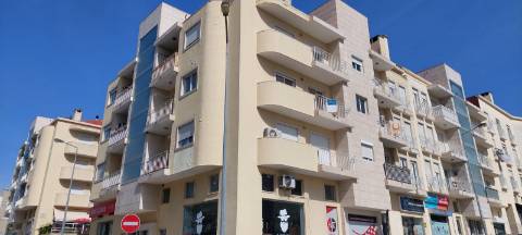 Apartamento T2 com arrecadação - Charneca da Caparica