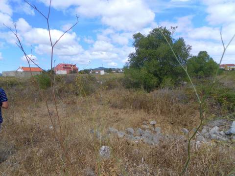 Terreno com 1460 m2,em Manique entre zona habitacional e industrial.