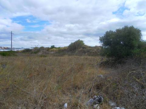 Terreno com 1460 m2,em Manique entre zona habitacional e industrial.