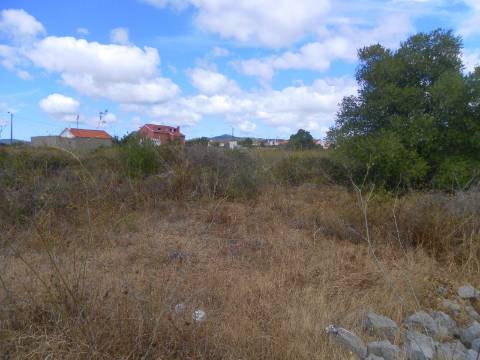 Terreno com 1460 m2,em Manique entre zona habitacional e industrial.