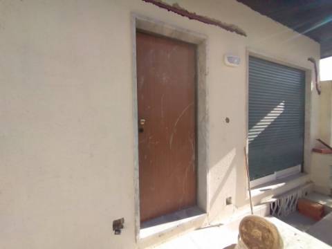 Moradia com 4 assoalhadas e parte anexa com 3 divisões assoalhadas extra, localizada na Madorna, zona da Parede