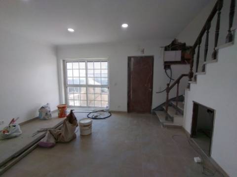 Moradia com 4 assoalhadas e parte anexa com 3 divisões assoalhadas extra, localizada na Madorna, zona da Parede