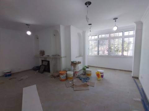 Moradia com 4 assoalhadas e parte anexa com 3 divisões assoalhadas extra, localizada na Madorna, zona da Parede