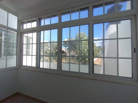 Moradia com 4 assoalhadas e parte anexa com 3 divisões assoalhadas extra, localizada na Madorna, zona da Parede