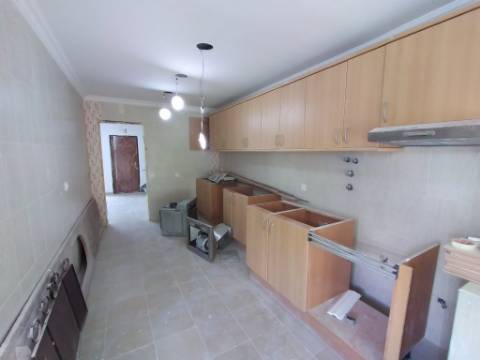 Moradia com 4 assoalhadas e parte anexa com 3 divisões assoalhadas extra, localizada na Madorna, zona da Parede