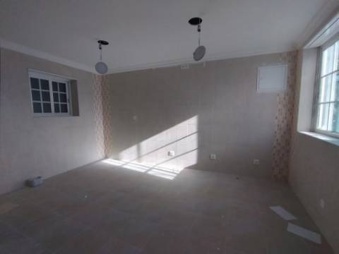 Moradia com 4 assoalhadas e parte anexa com 3 divisões assoalhadas extra, localizada na Madorna, zona da Parede