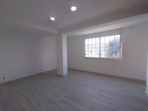 Moradia com 4 assoalhadas e parte anexa com 3 divisões assoalhadas extra, localizada na Madorna, zona da Parede