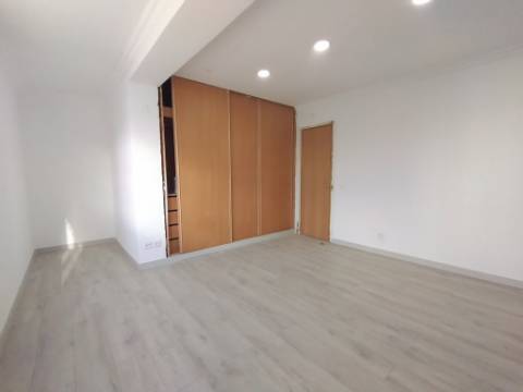 Moradia com 4 assoalhadas e parte anexa com 3 divisões assoalhadas extra, localizada na Madorna, zona da Parede