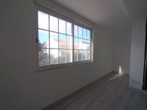 Moradia com 4 assoalhadas e parte anexa com 3 divisões assoalhadas extra, localizada na Madorna, zona da Parede