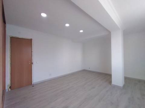 Moradia com 4 assoalhadas e parte anexa com 3 divisões assoalhadas extra, localizada na Madorna, zona da Parede