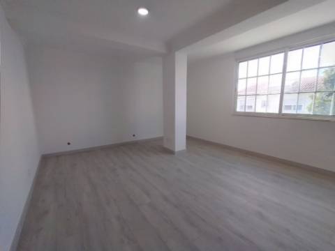 Moradia com 4 assoalhadas e parte anexa com 3 divisões assoalhadas extra, localizada na Madorna, zona da Parede