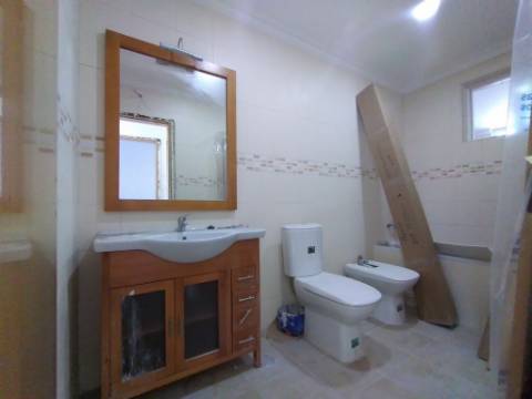 Moradia com 4 assoalhadas e parte anexa com 3 divisões assoalhadas extra, localizada na Madorna, zona da Parede