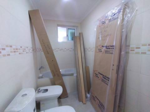 Moradia com 4 assoalhadas e parte anexa com 3 divisões assoalhadas extra, localizada na Madorna, zona da Parede