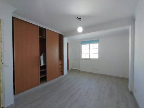 Moradia com 4 assoalhadas e parte anexa com 3 divisões assoalhadas extra, localizada na Madorna, zona da Parede