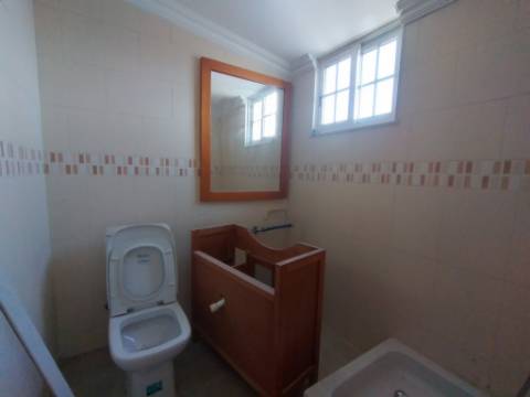 Moradia com 4 assoalhadas e parte anexa com 3 divisões assoalhadas extra, localizada na Madorna, zona da Parede