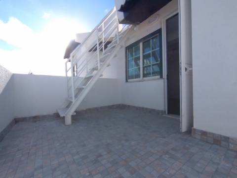 Moradia com 4 assoalhadas e parte anexa com 3 divisões assoalhadas extra, localizada na Madorna, zona da Parede