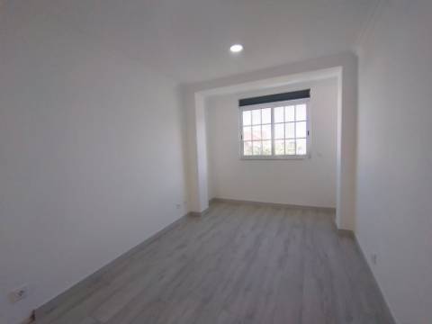 Moradia com 4 assoalhadas e parte anexa com 3 divisões assoalhadas extra, localizada na Madorna, zona da Parede