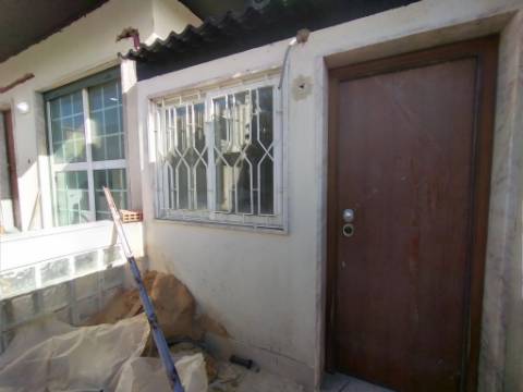 Moradia com 4 assoalhadas e parte anexa com 3 divisões assoalhadas extra, localizada na Madorna, zona da Parede