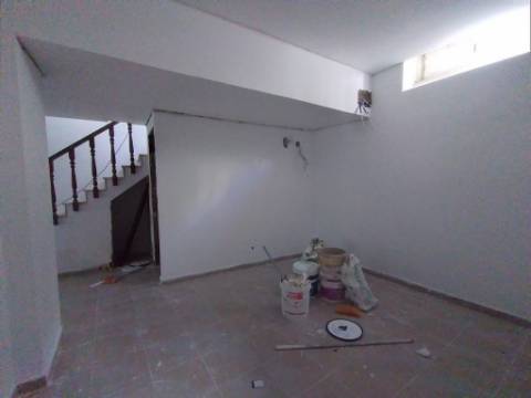 Moradia com 4 assoalhadas e parte anexa com 3 divisões assoalhadas extra, localizada na Madorna, zona da Parede