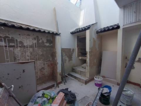 Moradia com 4 assoalhadas e parte anexa com 3 divisões assoalhadas extra, localizada na Madorna, zona da Parede