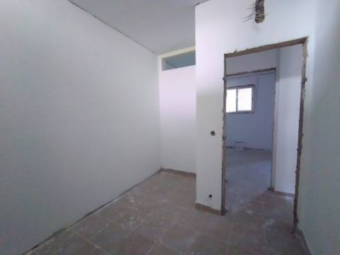 Moradia com 4 assoalhadas e parte anexa com 3 divisões assoalhadas extra, localizada na Madorna, zona da Parede