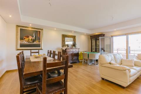 Apartamento T2 Estoril -conforto, espaço e vista desafogada