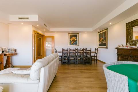 Apartamento T2 Estoril -conforto, espaço e vista desafogada