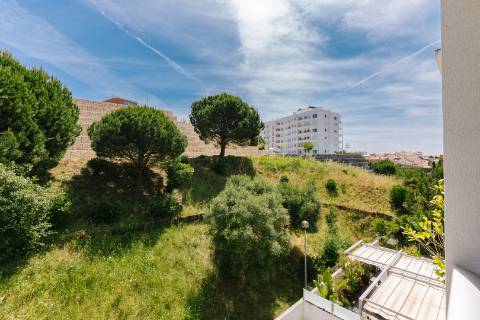 Apartamento T2 Estoril -conforto, espaço e vista desafogada