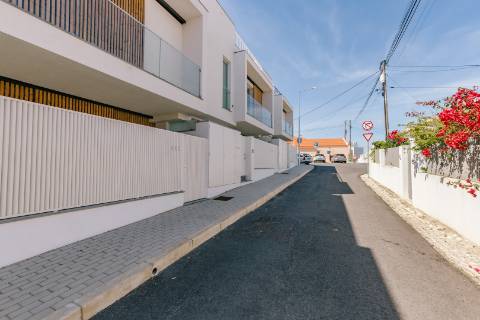 Viva com Estilo em Cascais: Moradia T3+1 com Design Moderno