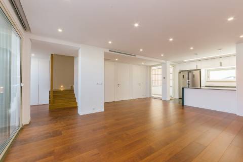 Viva com Estilo em Cascais: Moradia T3+1 com Design Moderno