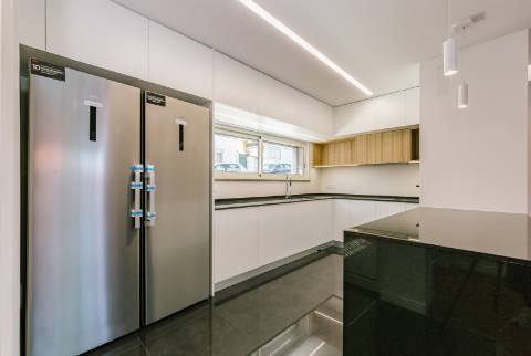 Viva com Estilo em Cascais: Moradia T3+1 com Design Moderno