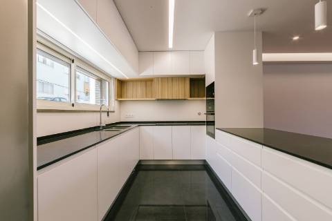 Viva com Estilo em Cascais: Moradia T3+1 com Design Moderno