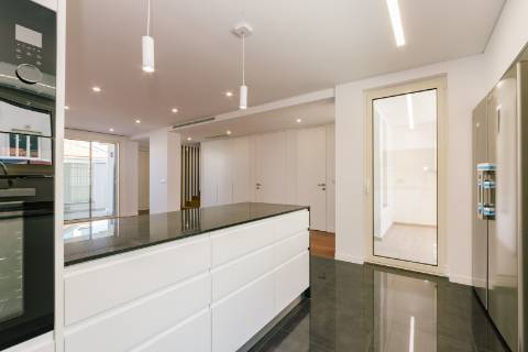 Viva com Estilo em Cascais: Moradia T3+1 com Design Moderno