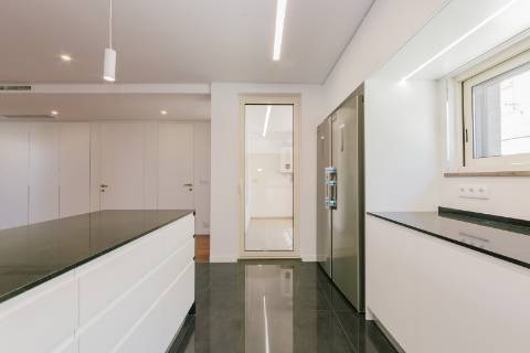 Viva com Estilo em Cascais: Moradia T3+1 com Design Moderno