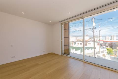 Viva com Estilo em Cascais: Moradia T3+1 com Design Moderno