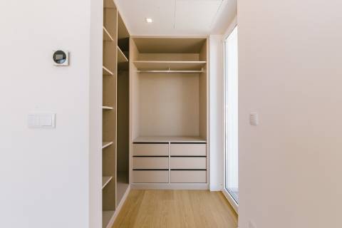 Viva com Estilo em Cascais: Moradia T3+1 com Design Moderno