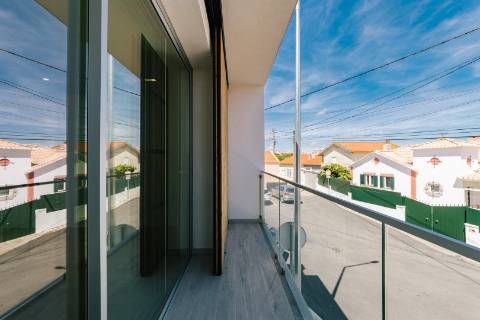 Viva com Estilo em Cascais: Moradia T3+1 com Design Moderno