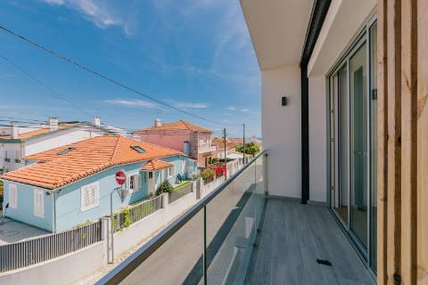 Viva com Estilo em Cascais: Moradia T3+1 com Design Moderno