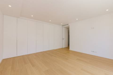 Viva com Estilo em Cascais: Moradia T3+1 com Design Moderno