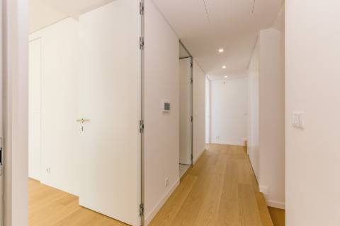 Viva com Estilo em Cascais: Moradia T3+1 com Design Moderno