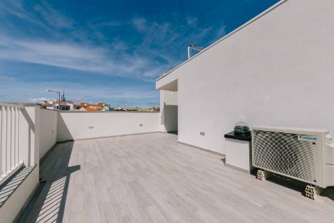 Viva com Estilo em Cascais: Moradia T3+1 com Design Moderno