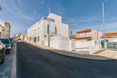 Viva com Estilo em Cascais: Moradia T3+1 com Design Moderno