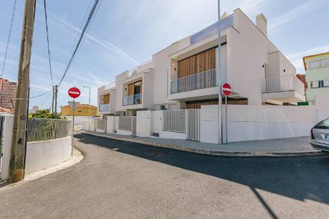 Viva com Estilo em Cascais: Moradia T3+1 com Design Moderno