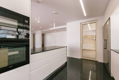 Viva com Estilo em Cascais: Moradia T3+1 com Design Moderno