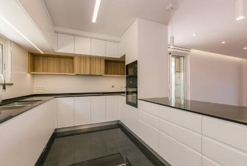 Viva com Estilo em Cascais: Moradia T3+1 com Design Moderno